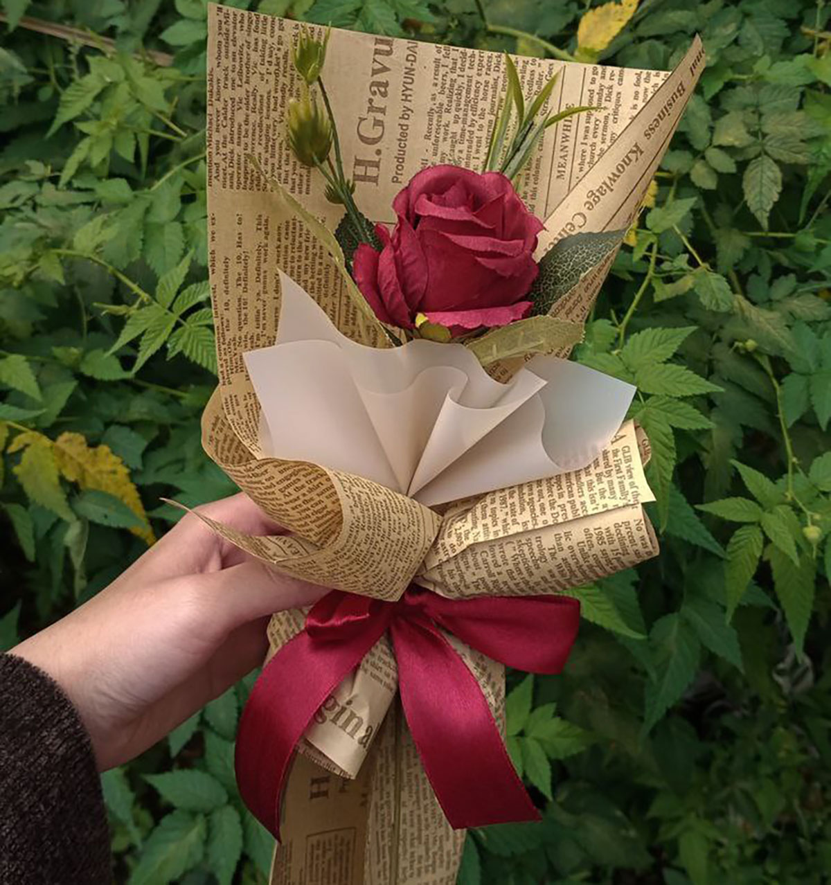 پیچیدن گل با کاغذ
