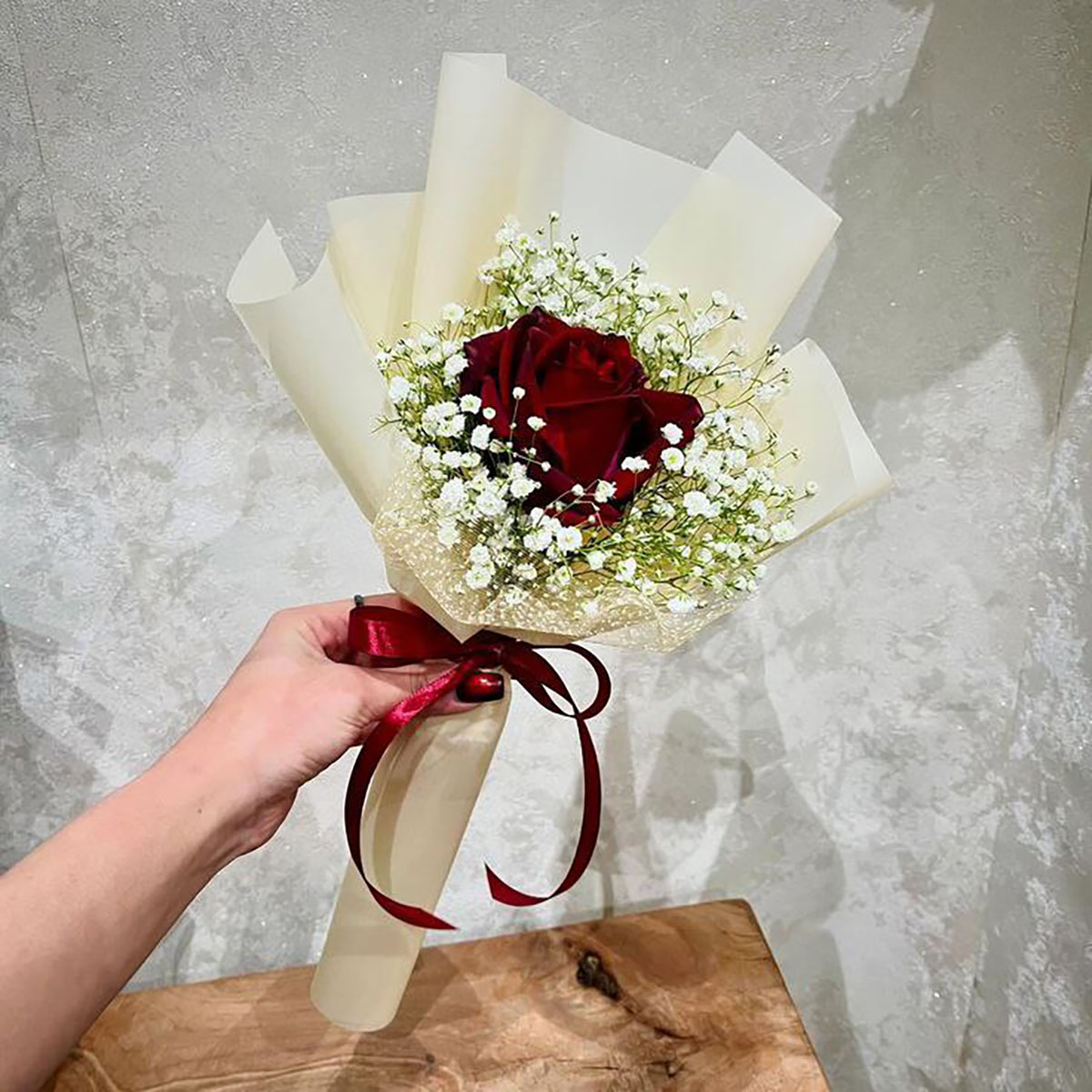 رز روبانی تک شاخه
تک شاخه گل رز
