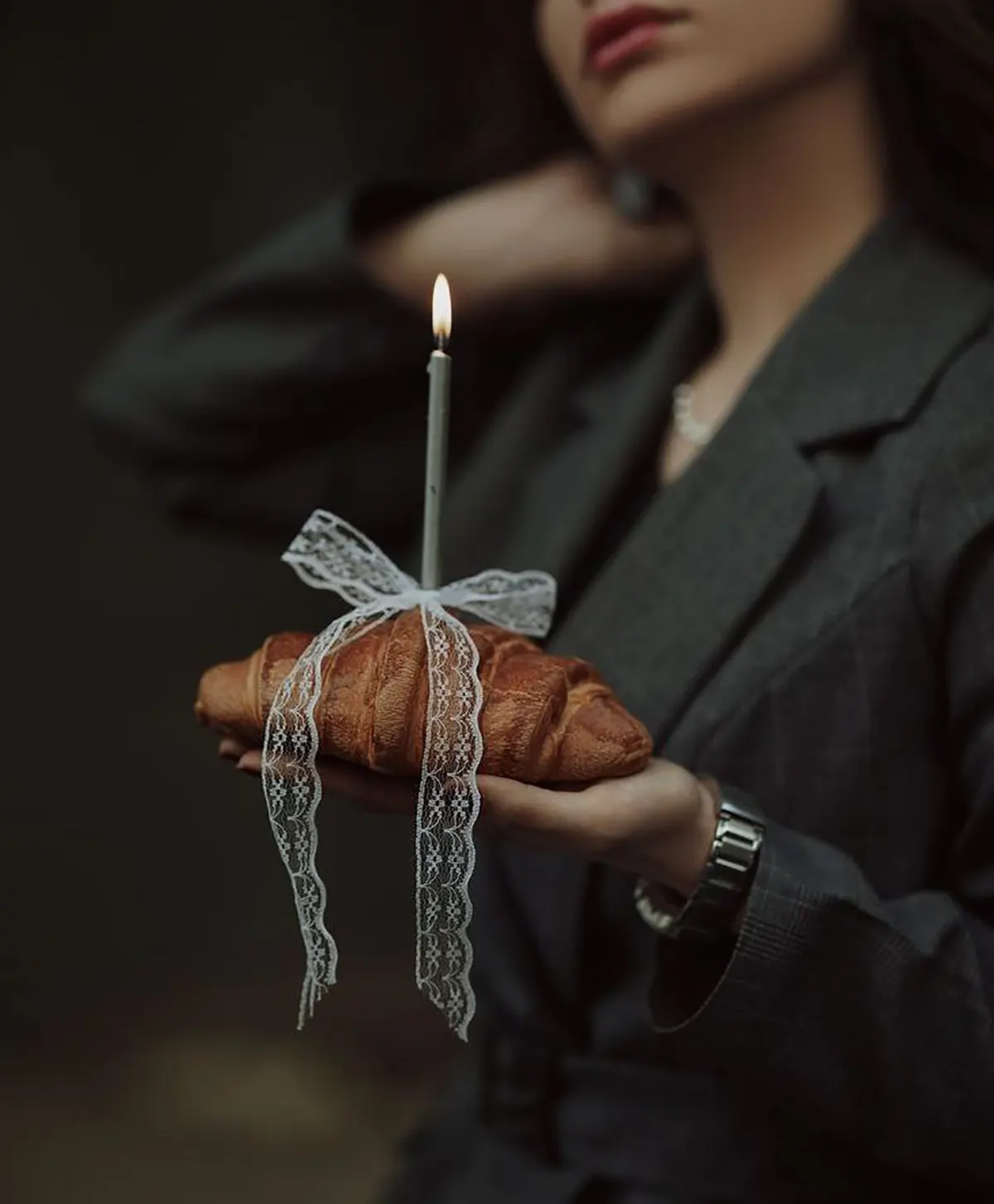 ژست عکس تولد دخترانه لاکچری
