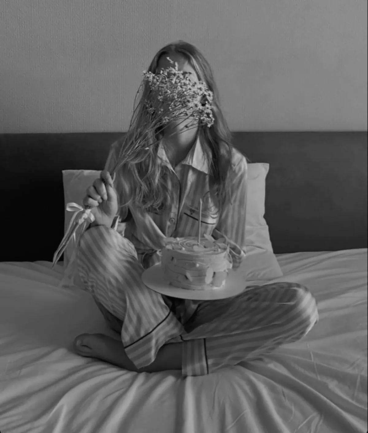 ژست عکس تولد دخترانه لاکچری
