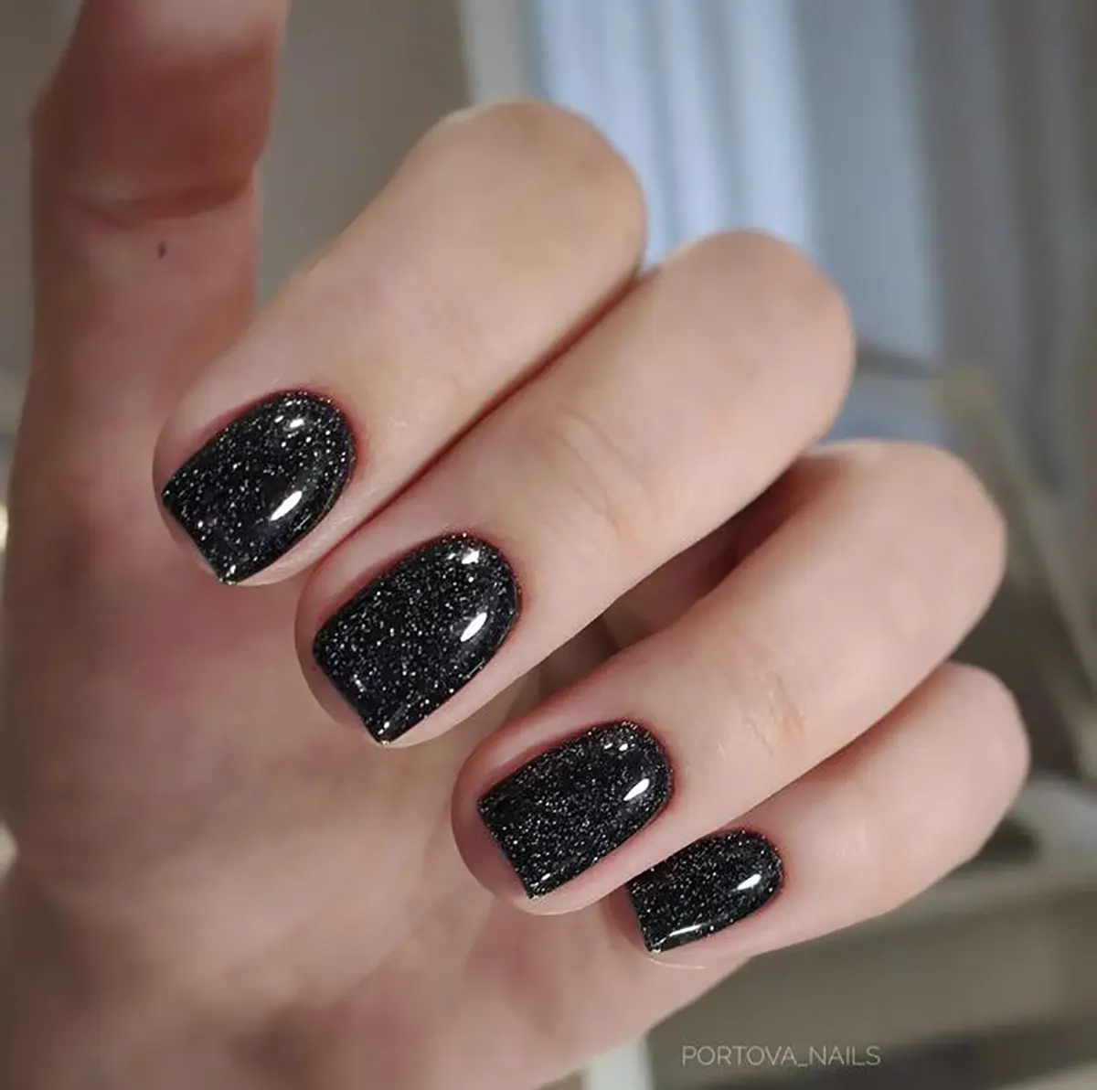 طرح ناخن مشکی طلایی