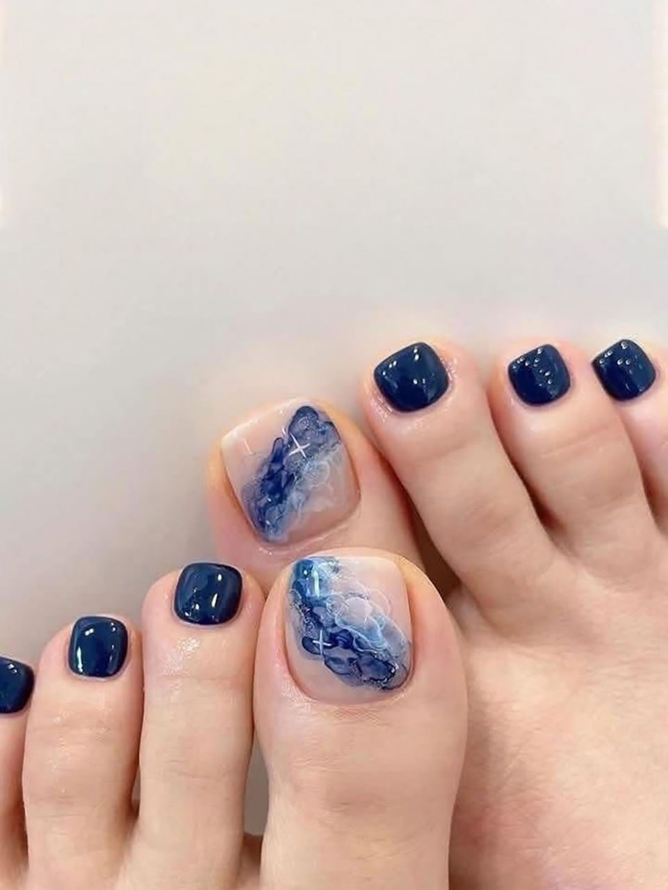 طراحی ناخن پا ساده و شیک
