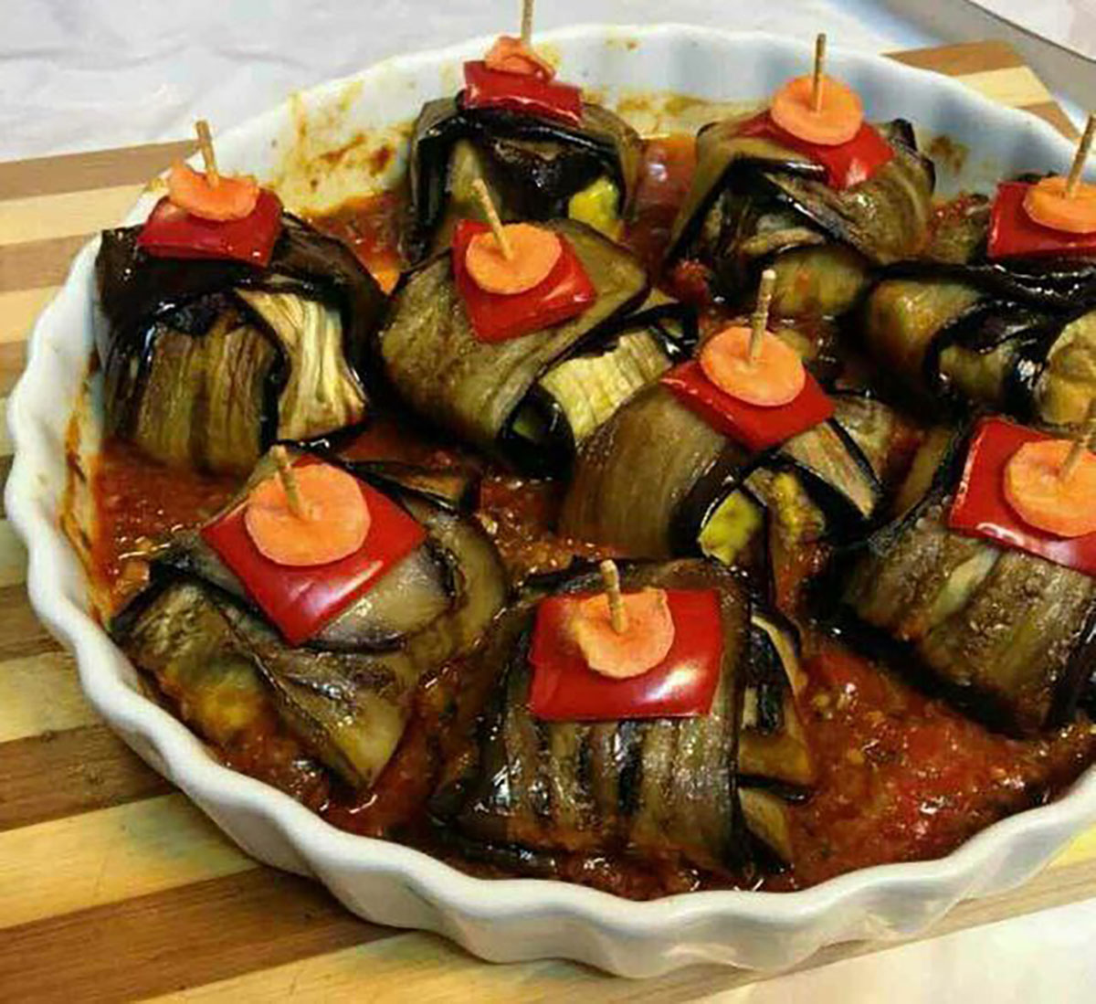 تزیین دلمه برگ مو با زرشک
