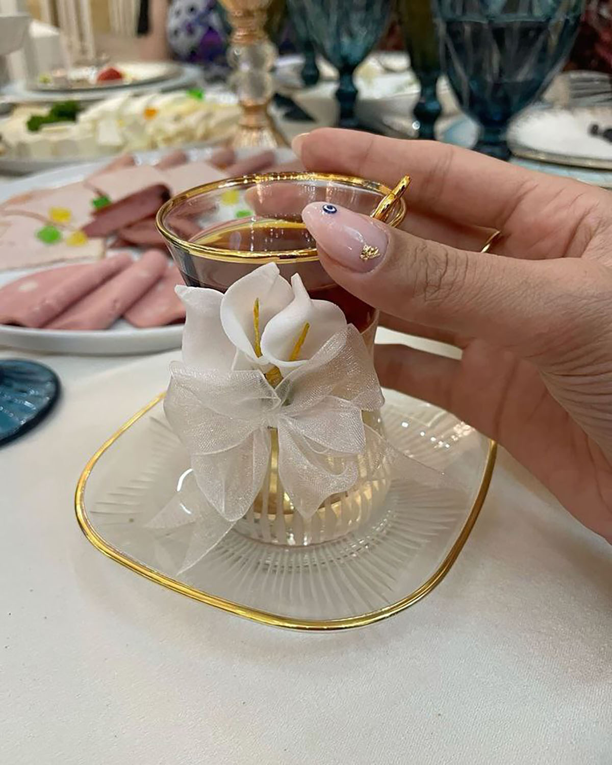 تزیین سینی چای با گل طبیعی 