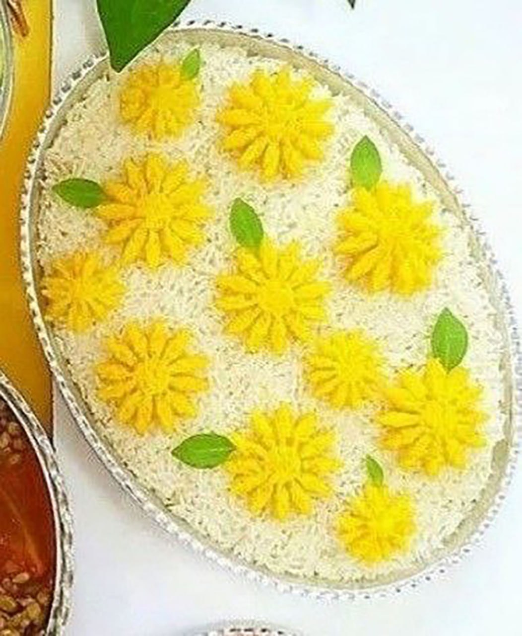 تزیین برنج با زعفران و زرشک و مرغ