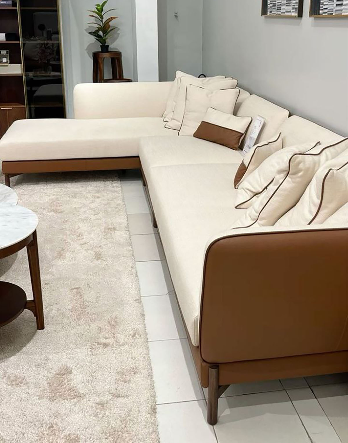 کاناپه راحتی جلو تلویزیون
