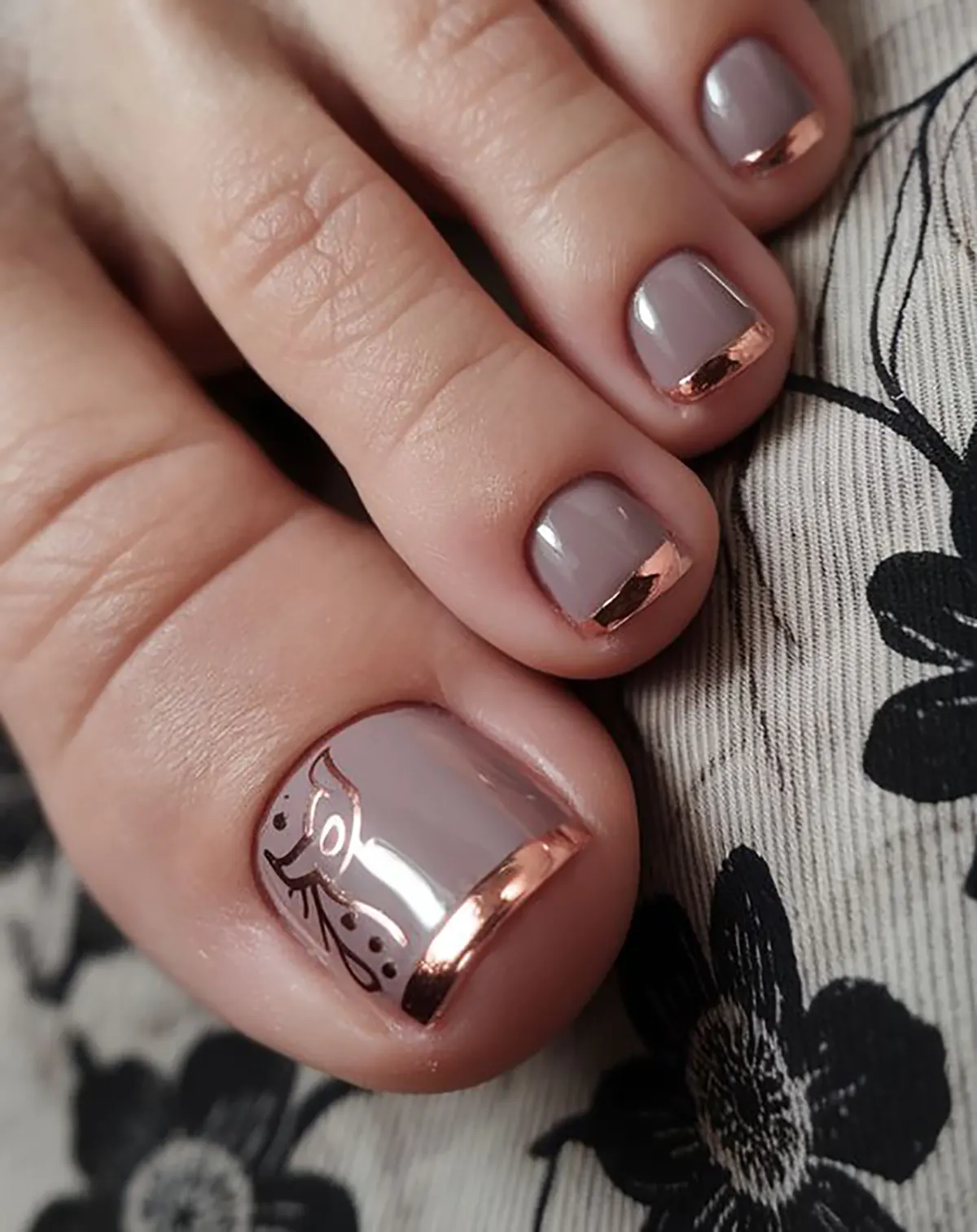 طراحی ناخن پا ساده و شیک سفید
طرح ناخن پا شیک