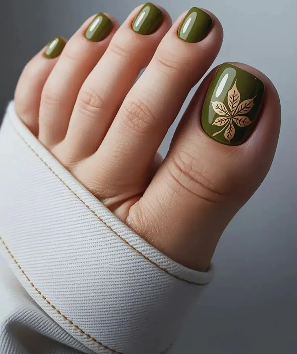 طراحی ناخن پا ساده و شیک سفید