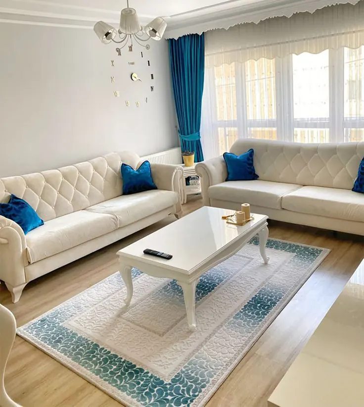 پرده آبی کاربنی در فضای روشن