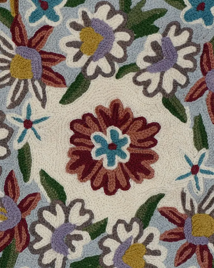 گلدوزی ترنج روی پارچه ملافه