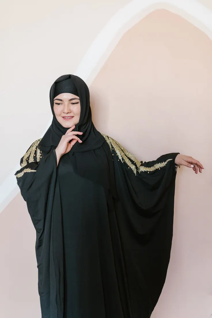 شال مشکی با مانتو مشکی گلدوزی طلایی