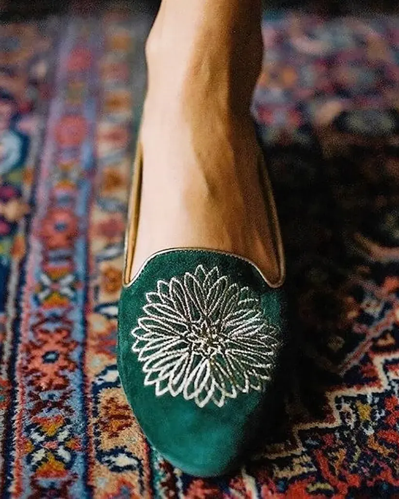 صندل راحتی سبز جیر با پنجه بسته روی فرش