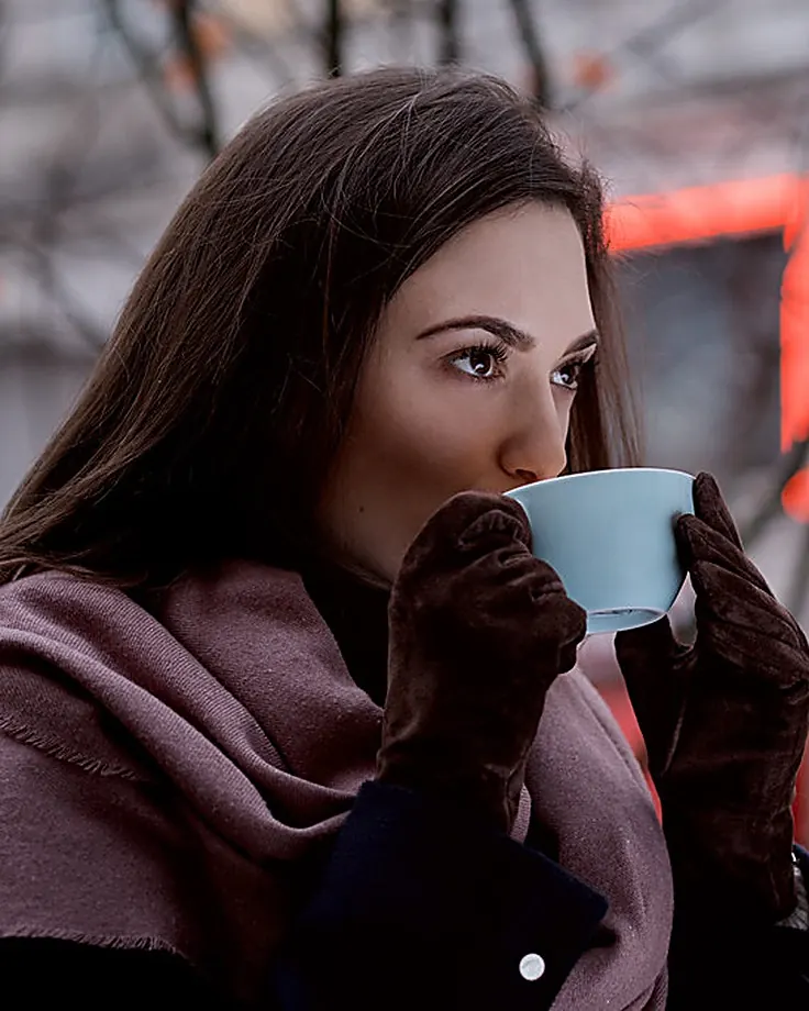 شال‌گردن بزرگ پشمی و دستکش مخملی؛ مکمل گرم پالتو در روزهای سرد زمستان