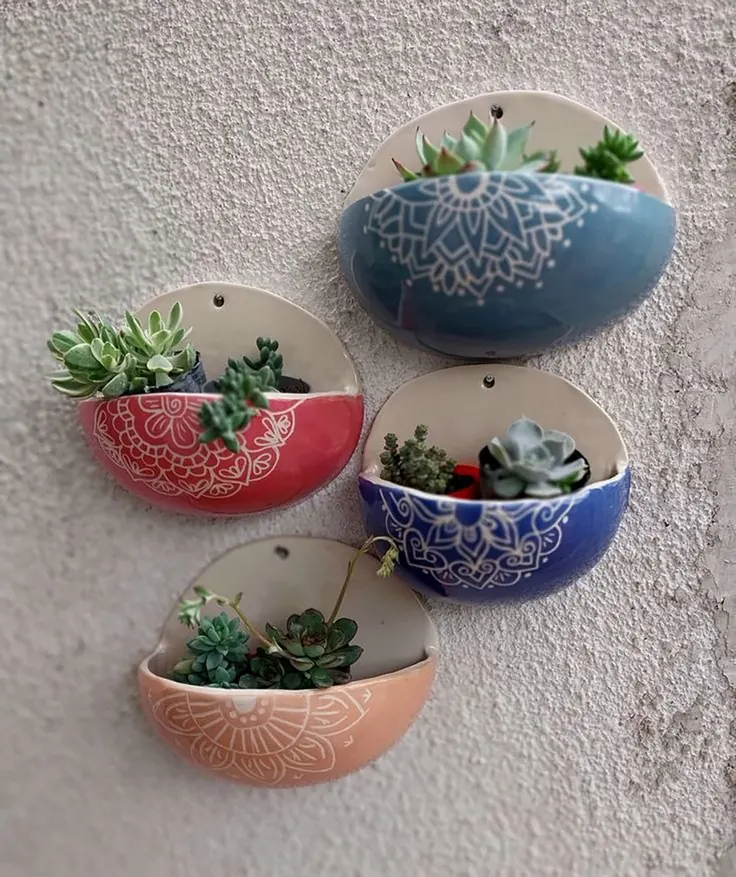 مدل گلدان دکوری دیواری سرامیکی رنگی با ساکولنت