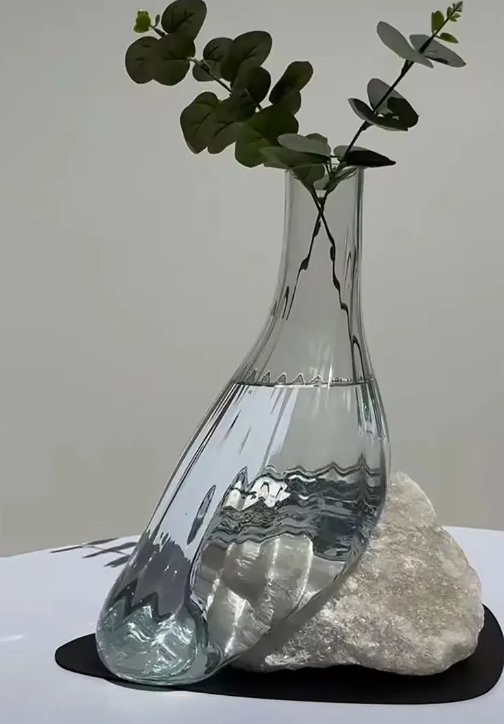 گلدان مدرن شیشه‌ای با شاخه اکالیپتوس برای گل آرایی میز مدرن