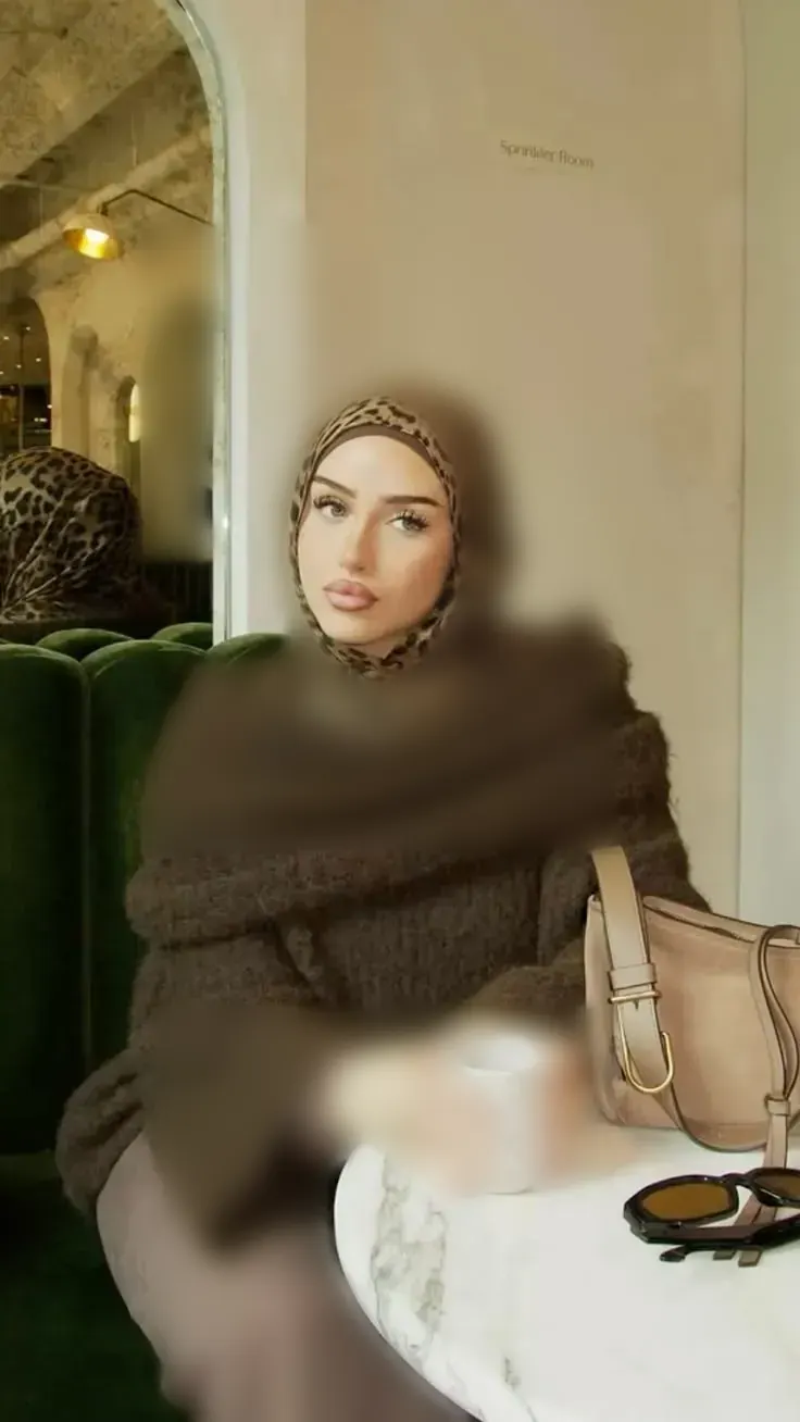 شال قهوه‌ای بافت‌دار دور گردن