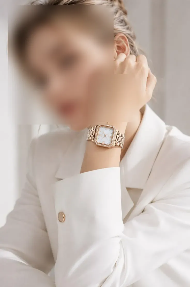 ساعت مچی زنانه صفحه مربعی ست‌شده با کت روشن