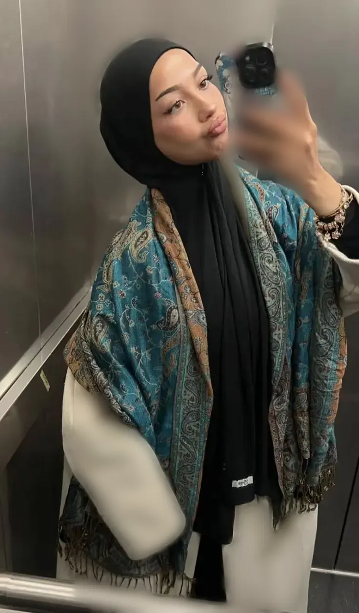 شال پیزلی فیروزه‌ای روی پوشش مشکی