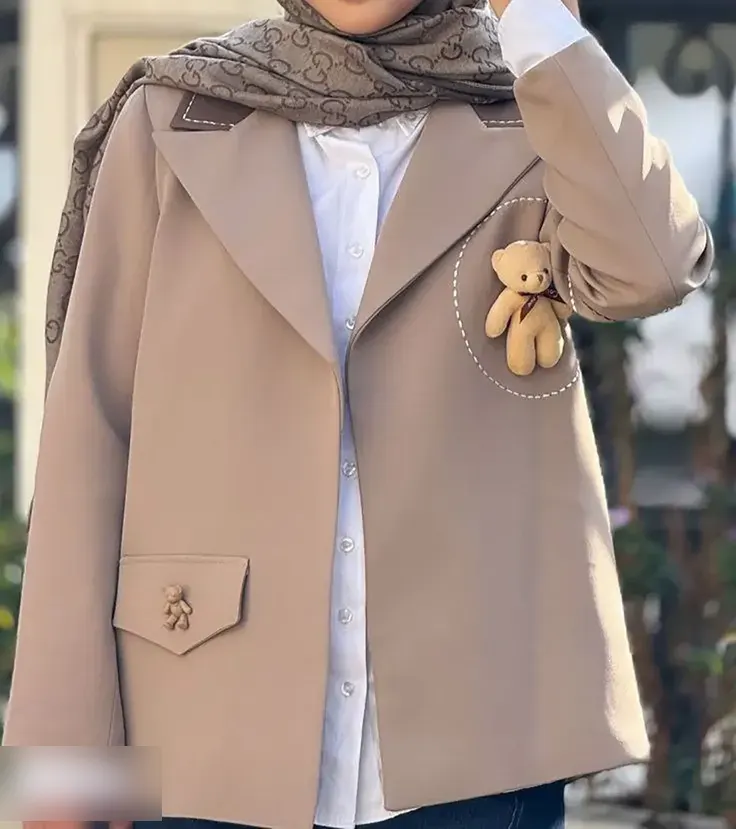 کت اورسایز بژ با جزئیات خرسک و شال طرح‌دار