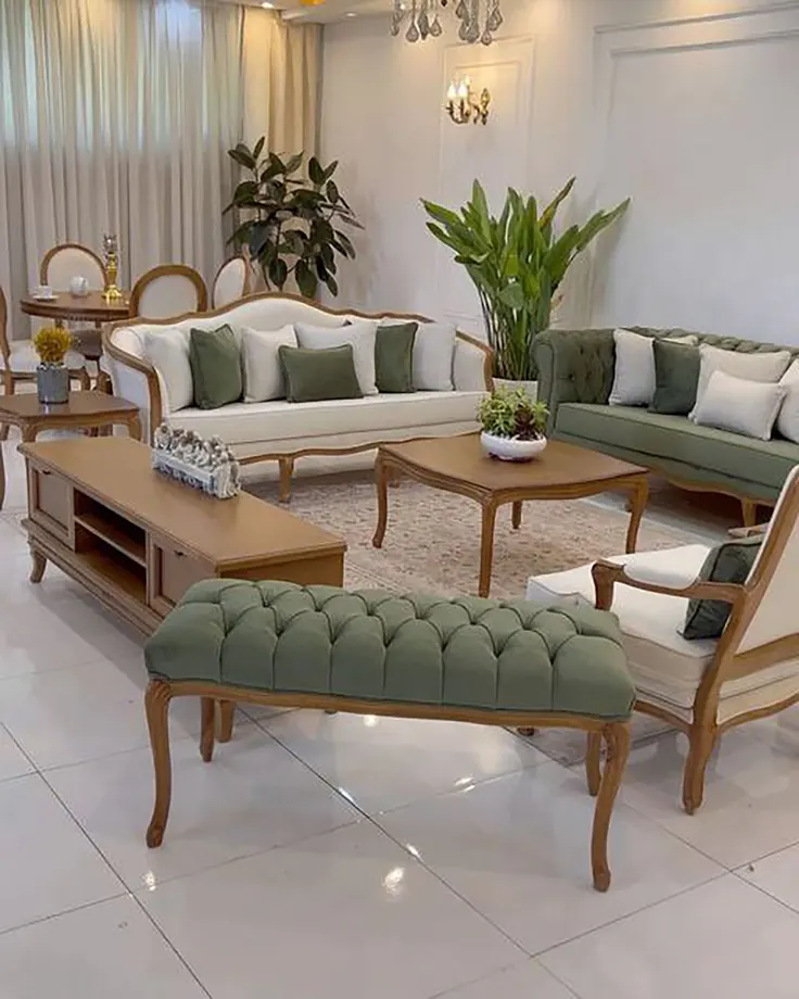 چیدمان کوسن مبل سبز و سفید در پذیرایی کلاسیک