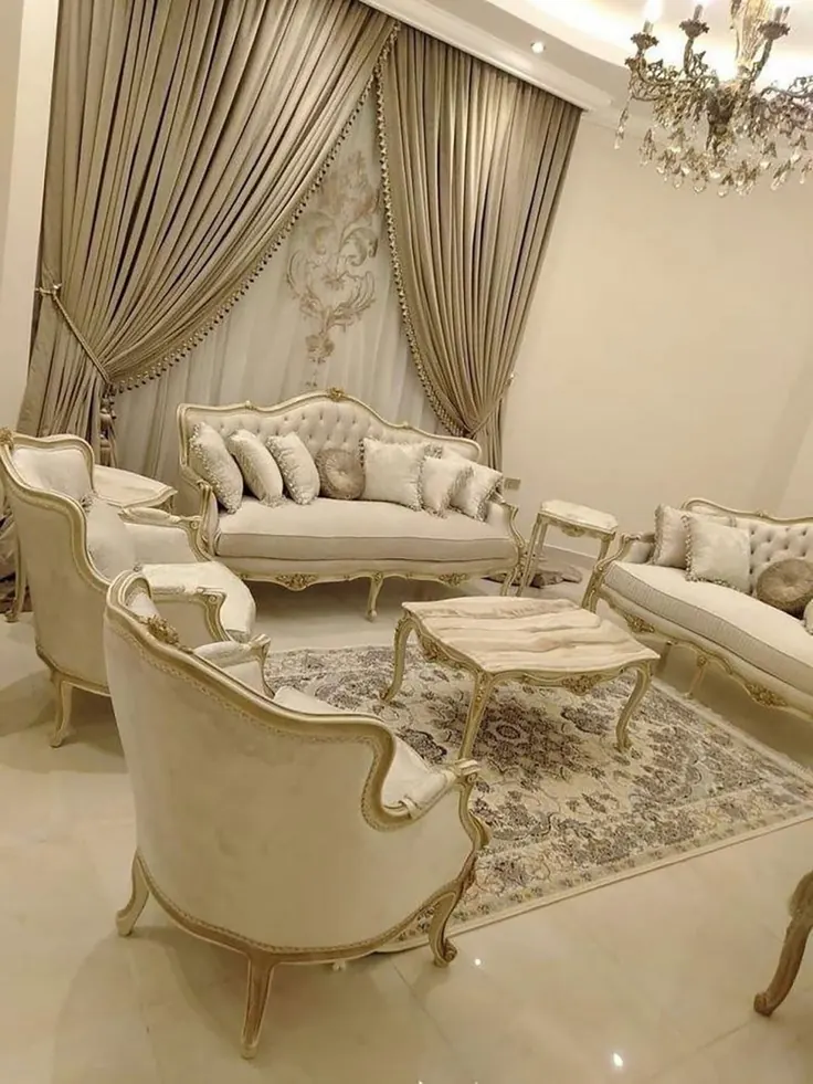 پرده مخمل کرم چین‌دار برای پذیرایی کلاسیک
