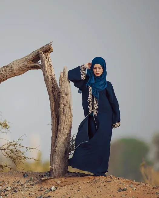 مانتوی عبایی بلند سرمهای در دل طبیعت