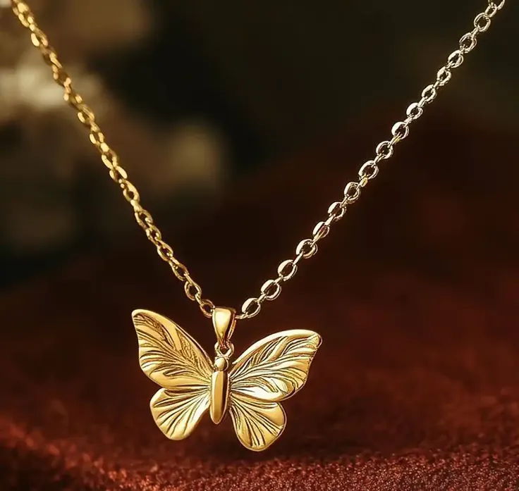 مدل پلاک طلا زنانه پروانه‌ای براق روی مخمل زرشکی