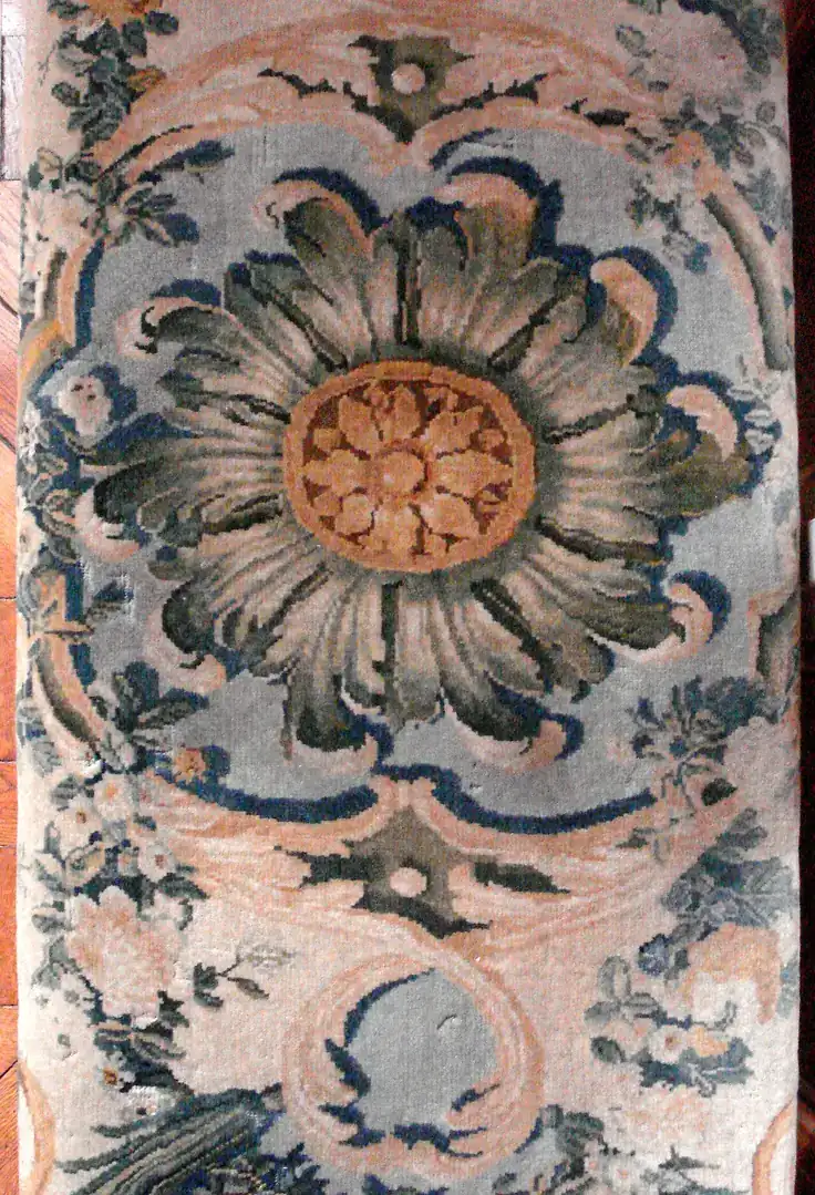 گل مردابی بافته روی پارچه دیواری