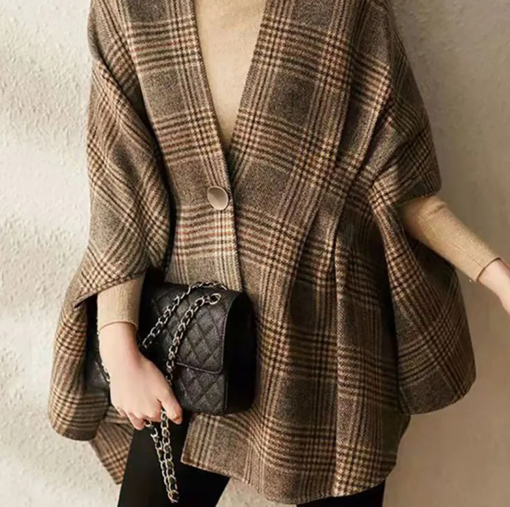 پانچو چهارخونه قهوه‌ای روی شلوار مشکی