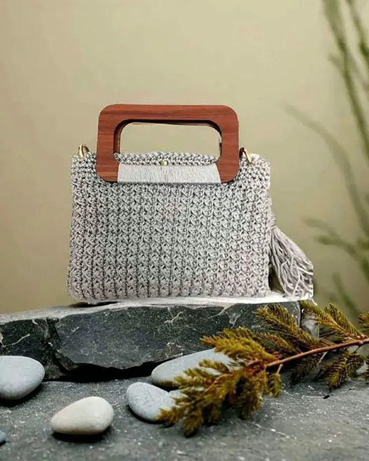 کیف دستی بافت خاکستری با دسته چوبی