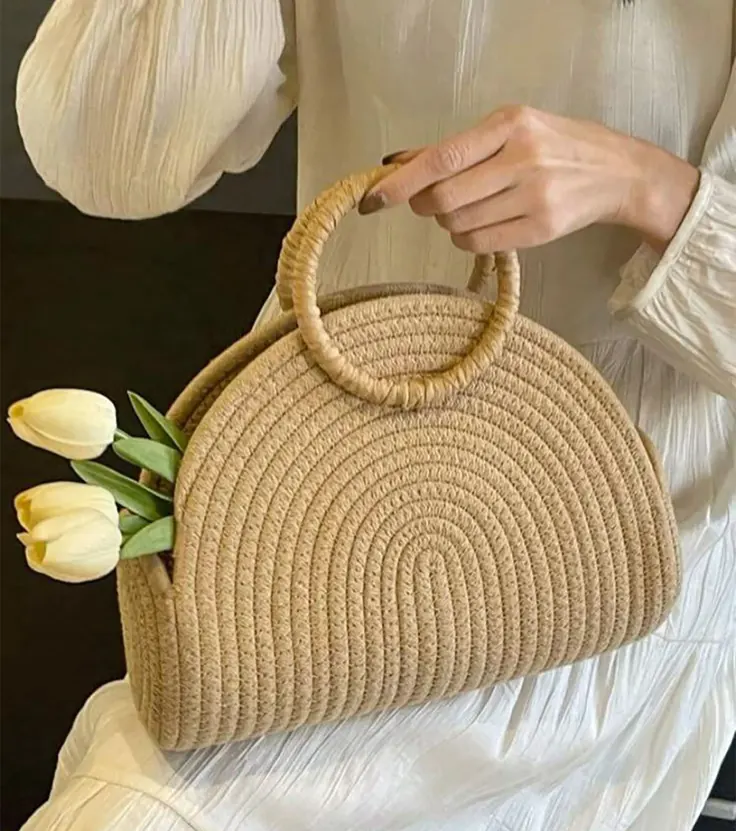 کیف دستی نیم‌دایره استوانه‌ای همراه گل لاله